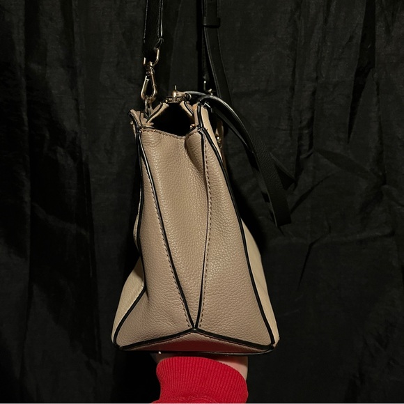 4 / 100$ Guess Elegant Cream and Black Shoulder Bag - Picture 3 of 8